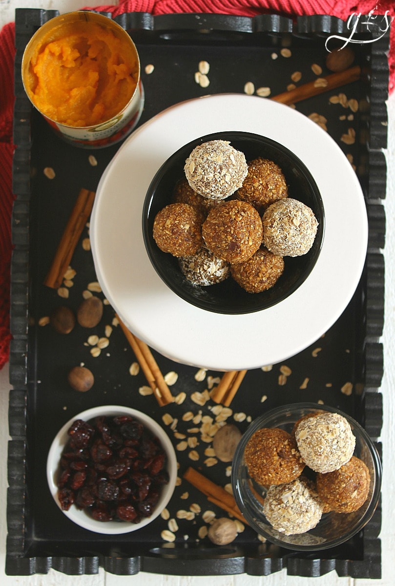 The BEST Pumpkin Chocolate Chip Energy Bites | These healthy no bake snacks are easy to prepare and packed with all the flavors of pumpkin pie! All the delicious tastes of fall are present: pumpkin puree, pumpkin pie spice, and molasses. This clean eating food is perfect for a skinny dessert, post workout pick-me-up, breakfast side, or a fun snack for families who love autumn flavors. You will love the addition of oatmeal and honey in this sweet recipe too! 