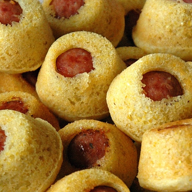 These fun kid-friendly & Gluten Free Corn Dog Muffins are super easy to prepare and have quickly become a family favorite. Let's be honest, who doesn't like cornbread from scratch and hot dogs?! This easy homemade recipe would be perfect for a kids birthday party, a healthy after school snack idea, or dinner! https://happihomemade.com/recipe/gluten-free-co…g-muffin-bites/ ‎