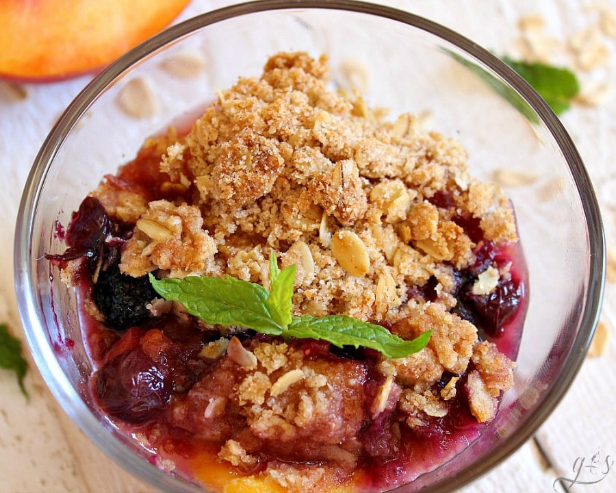 peach blueberry crumble featured