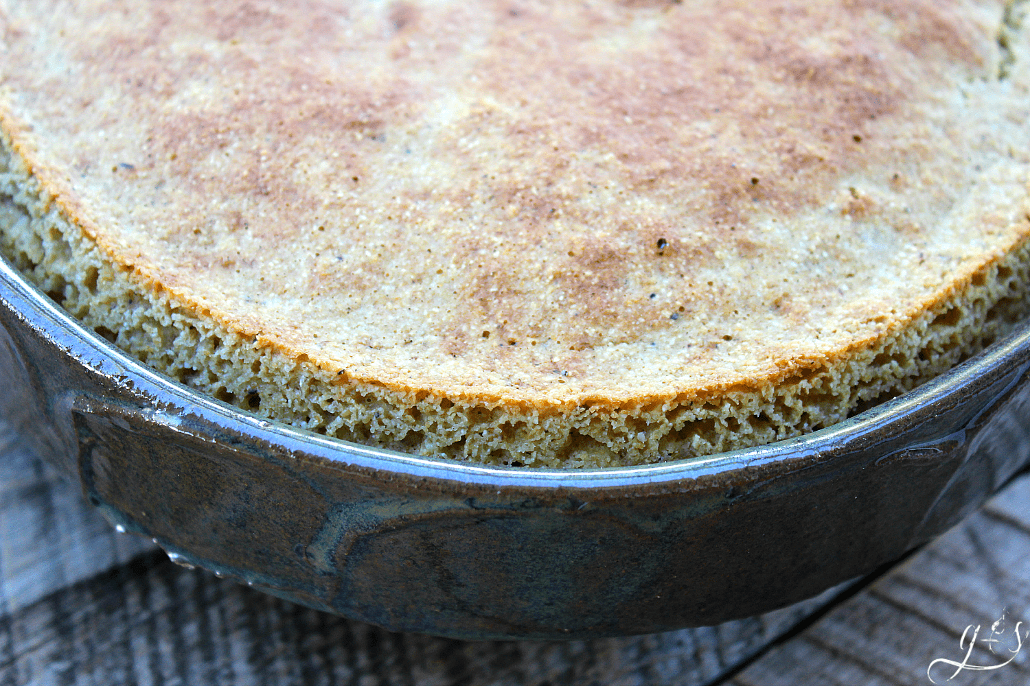 The BEST Clean Eating Maple Cornbread | Who says comfort food can't be healthy? This sweet yet savory and easy recipe is both gluten free and delicious. A homemade, low carb, and 21 Day Fix approved side dish for chili or soup. Oatmeal replaces white flour, plain Greek yogurt in place of oil, and maple syrup instead of white sugar. We have also tried it with whole wheat flour and it was amazing!