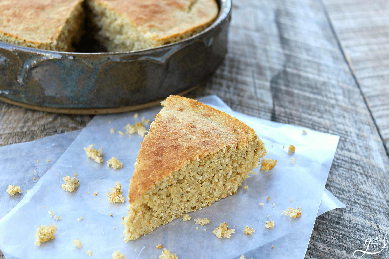 The BEST Clean Eating Maple Cornbread | Who says comfort food can't be healthy? This sweet yet savory and easy recipe is both gluten free and delicious. A homemade, low carb, and 21 Day Fix approved side dish for chili or soup. Oatmeal replaces white flour, plain Greek yogurt in place of oil, and maple syrup instead of white sugar. We have also tried it with whole wheat flour and it was amazing!
