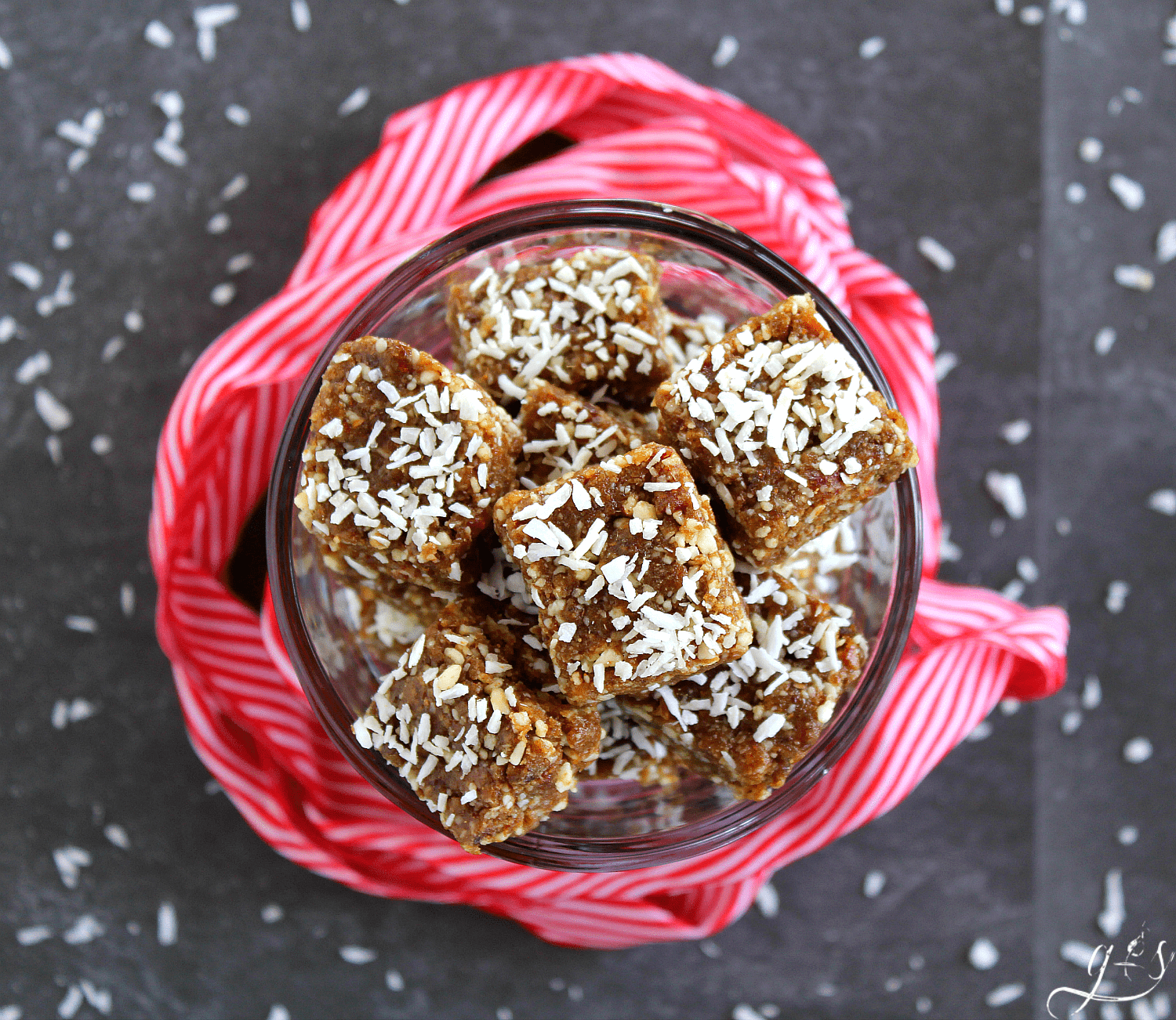 6 Ingredient Gingerbread Energy Bites | This easy no bake recipe will quickly become your favorite healthy snack especially during the holidays! Gluten-free dates, almonds, coconut, molasses, and pumpkin pie spice combine to create a clean eating, Paleo, 21 Day Fix, and vegan recipe that is perfect for families, kids and adults alike. Look no further for the best low carb Christmas dessert or snack!