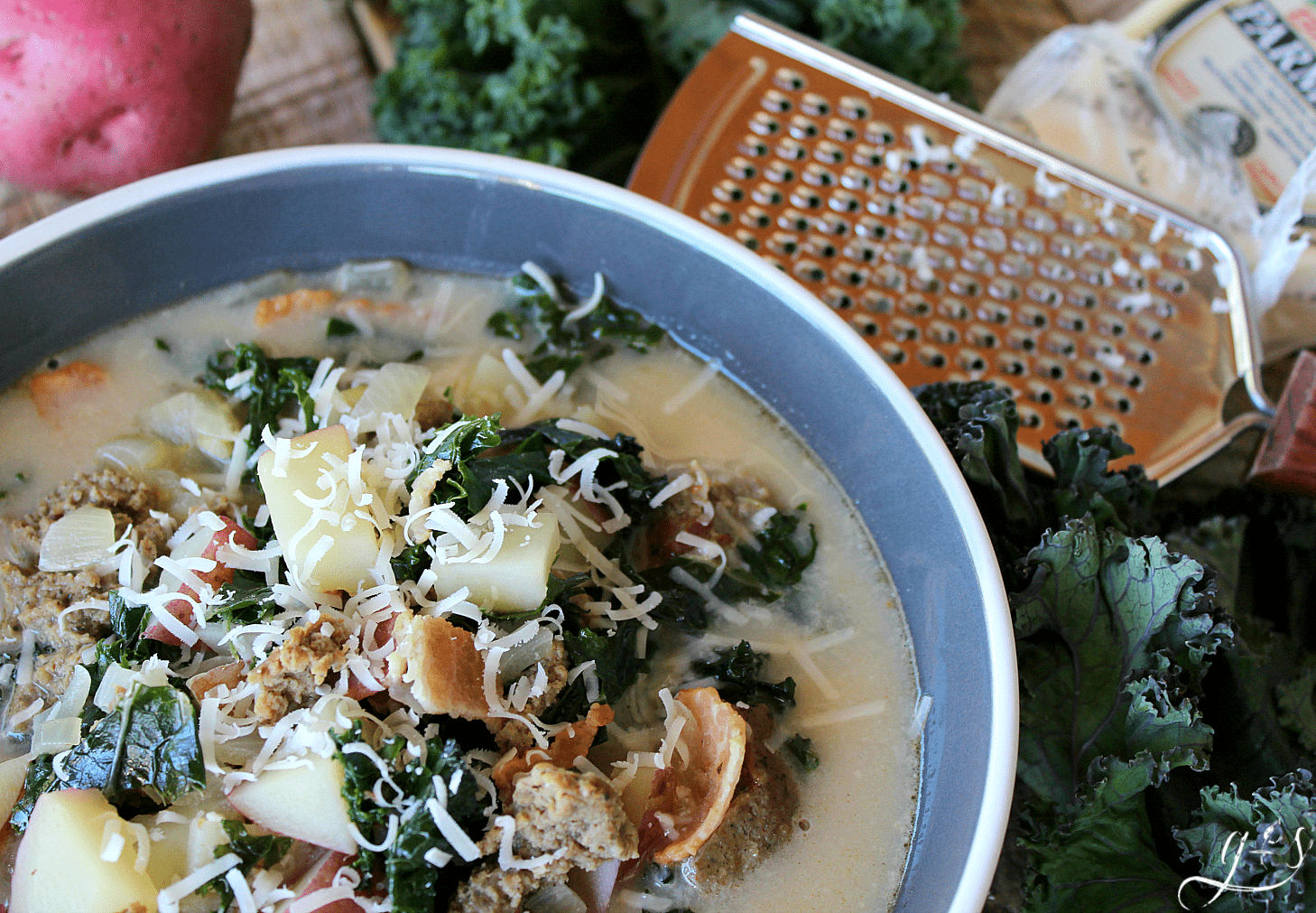 The BEST Skinny Zuppa Tuscana Soup | This low carb and easy recipe will quickly become your favorite healthy dinner! Gluten free, Paleo (bacon), Whole 30 (kale), and 21 Day Fix, dairy free adaptable. A super easy Olive Garden copycat stovetop recipe that is light on the calories just like any copy cat recipe should be! Sub in cauliflower for potatoes and almond milk for half and half for the skinniest version! 