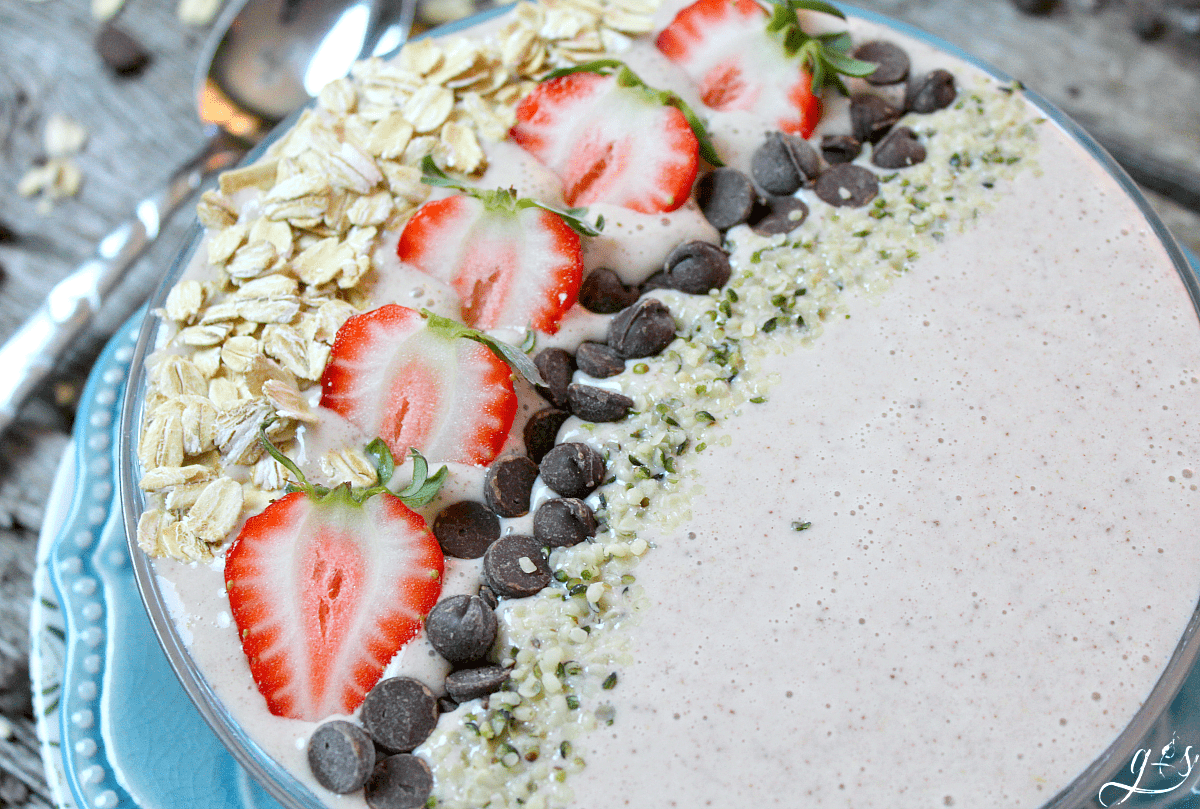 The BEST Oatmeal Chocolate Chip Cookie Smoothie Bowl | Cookie flavors any time of the day work for me, but this healthy breakfast recipe can't be beat! If you have ever wondered how to make a smoothie bowl, look no further. Make this easy and protein filled (Greek yogurt & almond milk) meal with toppings galore on weekend mornings...so you have time to savor every last bite. Gluten free and clean eating has NEVER tasted so good!