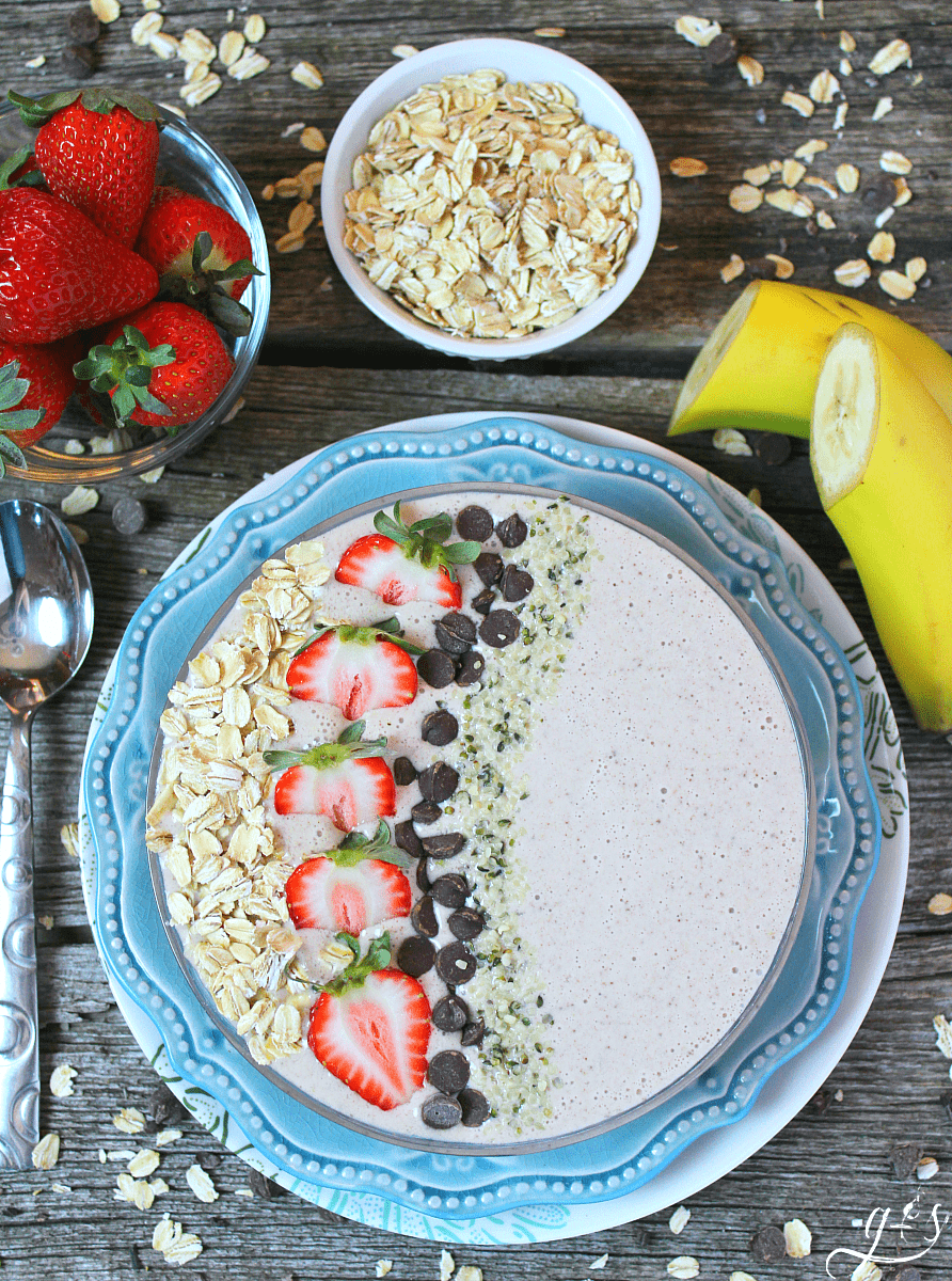 The BEST Oatmeal Chocolate Chip Cookie Smoothie Bowl | Cookie flavors any time of the day work for me, but this healthy breakfast recipe can't be beat! If you have ever wondered how to make a smoothie bowl, look no further. Make this easy and protein filled (Greek yogurt & almond milk) meal with toppings galore on weekend mornings...so you have time to savor every last bite. Gluten free and clean eating has NEVER tasted so good!