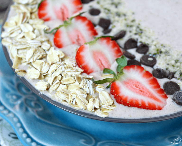 Oatmeal Cookie Smoothie Bowl