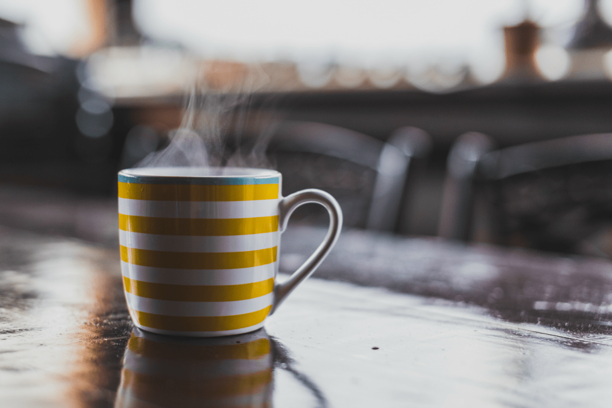 Les avantages pour la santé du café décaféiné | Je sais, je sais, le café décaféiné ? Pas question, surtout le matin ! Mais écoutez-moi bien... l'avez-vous déjà essayé ? Il a TOUT à fait le même goût, parfois même meilleur, car le processus de décaféination élimine une grande partie de l'amertume extrême des grains. La meilleure tasse de café pourrait bien provenir de grains décaféinés fraîchement moulus. Découvrez les vérités et les faits sur la caféine des boissons décaféinées dans cet article avant de lever le nez dessus ;)