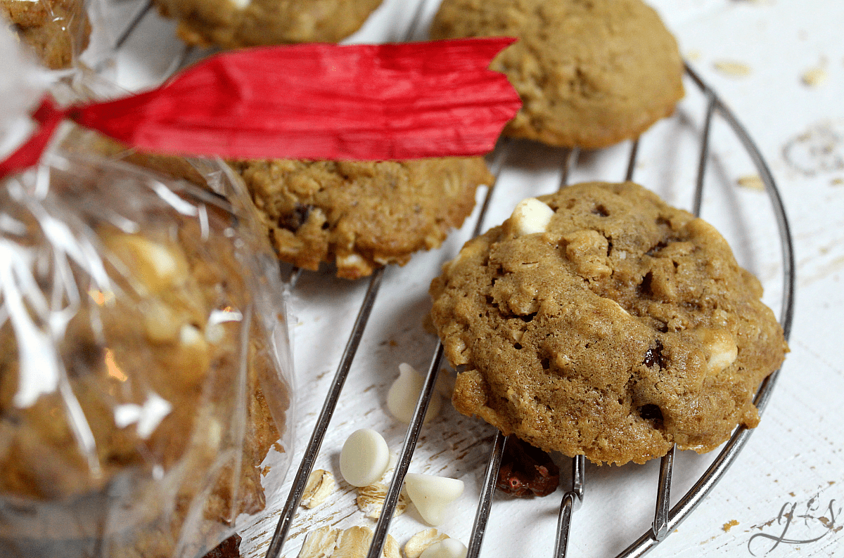 The BEST Gluten Free Oatmeal Cookies | This easy cookie recipe has it all- chocolate, dried cranberries, coconut oil, and coconut sugar! These cookies are easy to prepare, soft and chewy in the center, and absolutely delicious. Use white chocolate chips for a truly special treat! Hot out of the oven these healthy oatmeal cookies are sweet and satisfying! There is no sugar (refined) and only healthy oil!