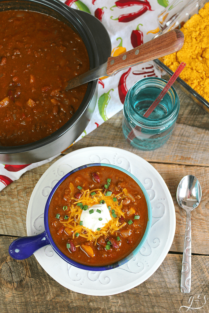 The BEST Clean Eating Pumpkin Chili | Fall begs for healthy and easy stove top recipes like this main dish. Use ground beef, turkey, buffalo, or venison in this crockpot friendly dinner. Gluten free soups and low carb stews are always my go-tos when it gets cold and this spicy chili is no exception. Adding a little fresh produce like bell pepper, onion, and canned or fresh pumpkin bumps up the nutritional content too! Kids and adults alike will love this chili!