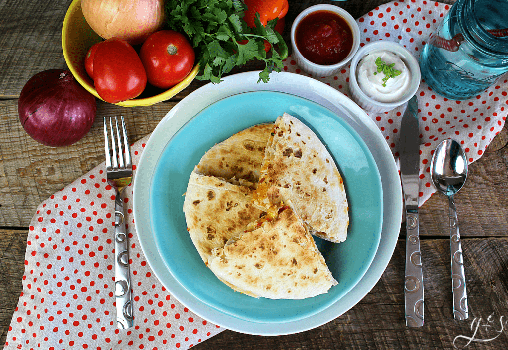 The BEST Chicken & Pico Quesadillas | Did someone say only 4 ingredients and dinner is done?! I'm in! These easy and healthy quesadillas for kids and adults alike will satisfy all of your Mexican cravings. Use whole wheat tortillas, shredded cheese, a rotisserie chicken, and homemade or store-bought pico de gallo to make it easy. Serve with salsa, guacamole, and sour cream (or plain Greek yogurt). #dinner #familydinner #easyrecipes #recipes