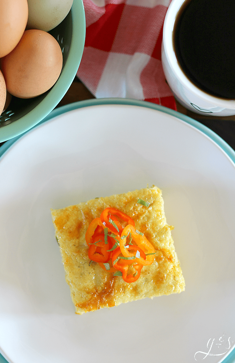 The BEST Southwest Egg Bake | A healthy breakfast is the perfect way to start the day. This gluten free and clean eating casserole is packed with flavor yet only uses a handful of ingredients. Eggs, plain Greek yogurt, oat flour, canned chopped green chiles, and pepperjack cheese are all you need! You can make this easy low carb recipe for weekly meal prep too!