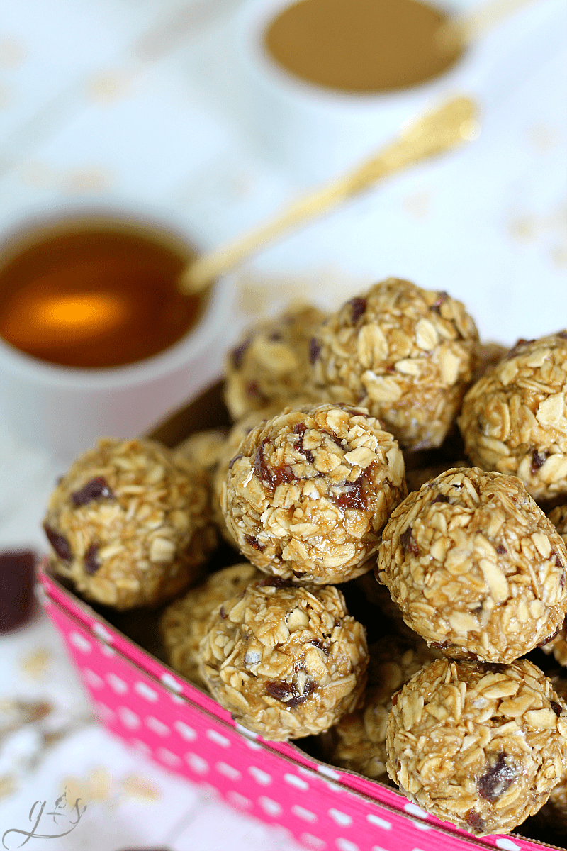 SunButter & Jelly Energy Bites | Have food allergies? This no bake and healthy recipe is just what you need for school lunches and snacks. No sugar, nut free (no peanut butter), gluten-free, and made for kids! Only 4 ingredients including oatmeal, sunflower seed butter, honey, and dried strawberries. PB&J never tasted so good! This easy and clean eating recipe is packed with protein and is also a great breakfast option. Bye-bye sandwiches! It's energy bite time! #snacks #nutfree #glutenfree