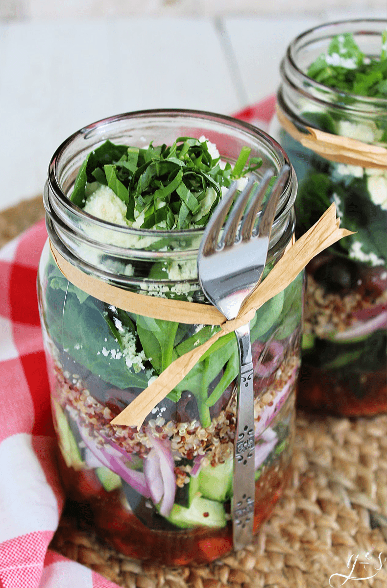 Greek Mason Jar Salad | Prep once and eat a healthy lunch for a week! Mason Jar recipes are super easy and this vegetarian variety is no exception. This low carb layers of deliciousness is a classic take on Greek Salad with quinoa to bump up the satisfaction. Need more clean eating meal prep ideas? Check out G&S! Add chicken or hard boiled eggs if you aren't vegan. If you don't know how to make healthy lunches, you will after this recipe tutorial! #lunch #salad #cleaneating #glutenfree 
