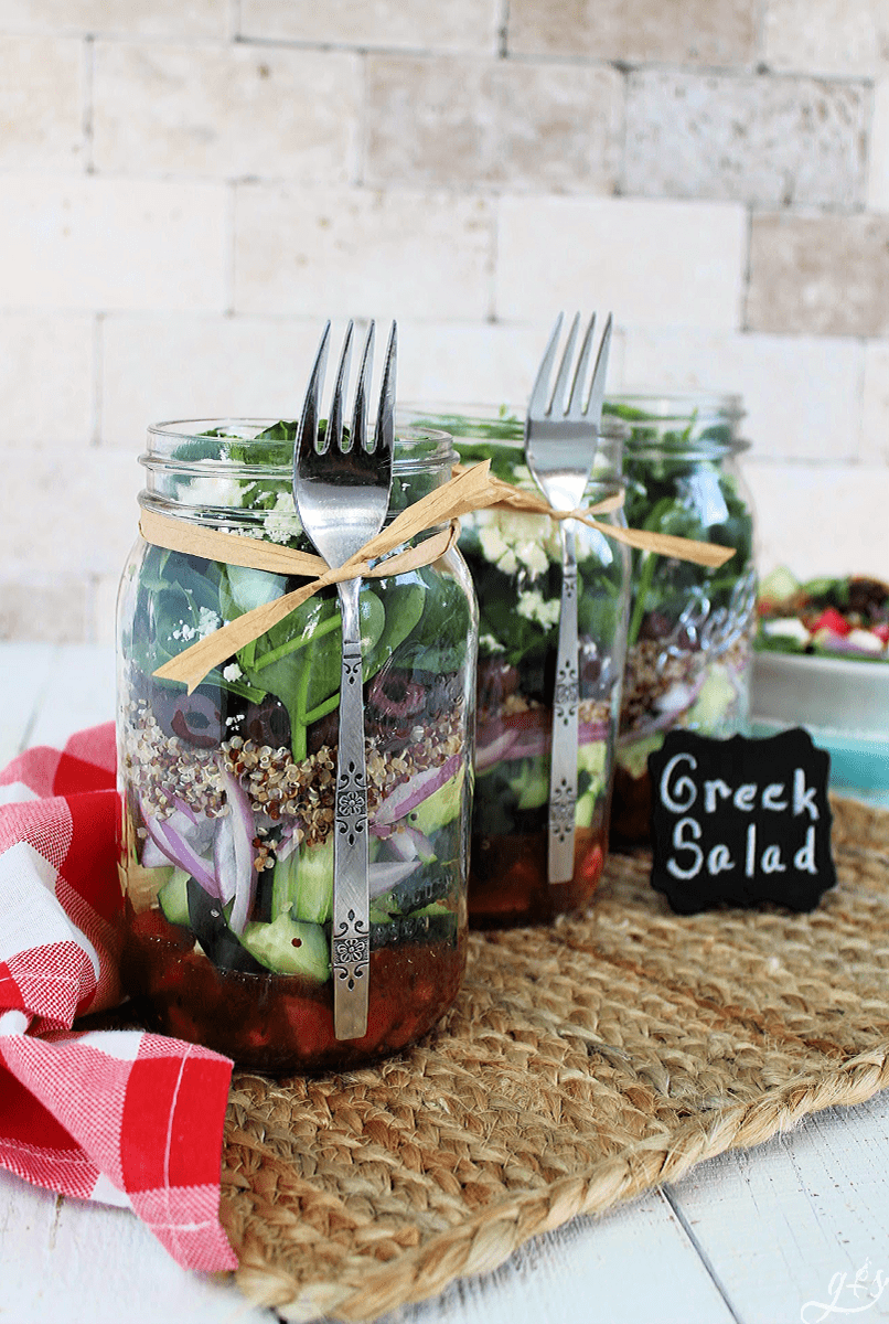 Greek Mason Jar Salad | Prep once and eat a healthy lunch for a week! Mason Jar recipes are super easy and this vegetarian variety is no exception. This low carb layers of deliciousness is a classic take on Greek Salad with quinoa to bump up the satisfaction. Need more clean eating meal prep ideas? Check out G&S! Add chicken or hard boiled eggs if you aren't vegan. If you don't know how to make healthy lunches, you will after this recipe tutorial! #lunch #salad #cleaneating #glutenfree 