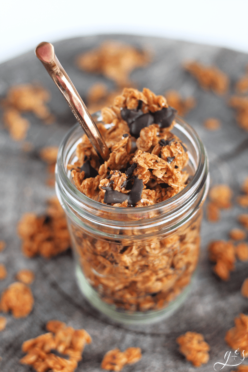 Dark Chocolate Almond Butter Granola | A homemade and healthy granola recipe is my weakness. This easy DIY almond butter (or peanut butter) snack boasts clusters of salty and sweet with it's flaked sea salt. Eat this for a simple breakfast with almond milk, gluten free brunch, snack, or dessert. Honey and coconut oil are also used. Learn how to make this clean eating 6 ingredient recipe and you will have deliciousness all week! #cleaneating #snacks #breakfast #glutenfree #recipes