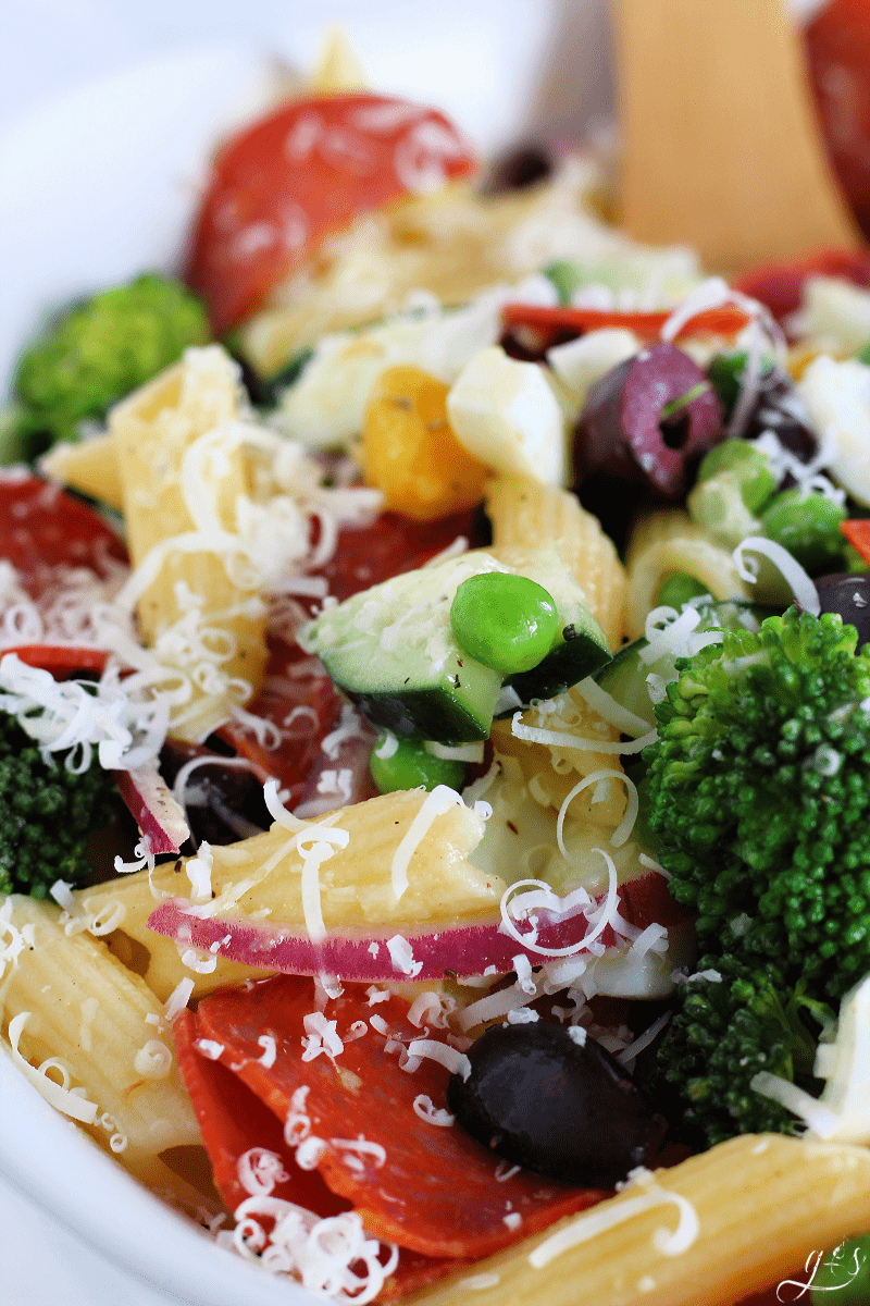 The BEST Loaded Veggie Pasta Salad| This healthy and easy cold salad is perfect year round, but especially in the summer. Gluten free recipes like this are few and far between, but the wheat free penne pasta pairs perfectly with all the vegetables, Make this vegetarian by omitting the turkey pepperoni and eggs, replace with a can of white beans. Take this simple meal for lunch as meal prep for the week or serve to a crowd. #healthyrecipes #mealprep #easyrecipe #glutenfree #salad 