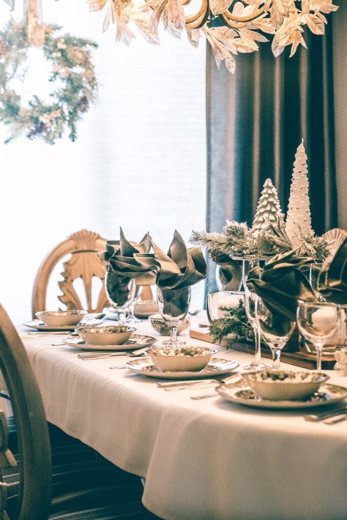 Christmas dinner table decor in whites and greens ready Christmas Dinner Meal Prep.