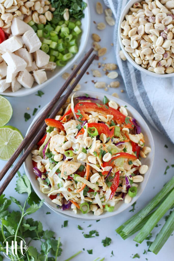 Tri-color coleslaw blend with bell pepper and spicy peanut dressing. 