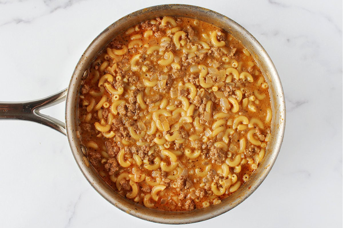 Elbow pasta, ground beef, and onion in a cheesy tomato sauce.